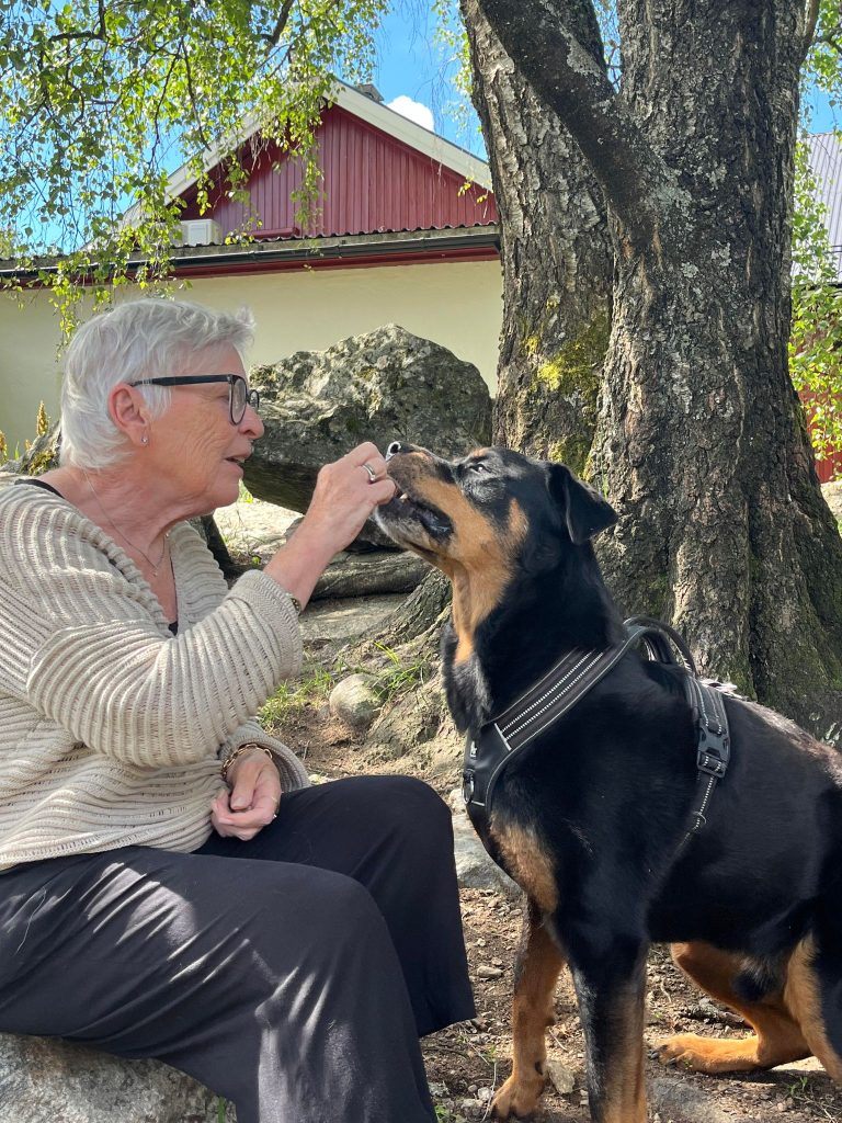 Frivillig og hunden Buster utendørs