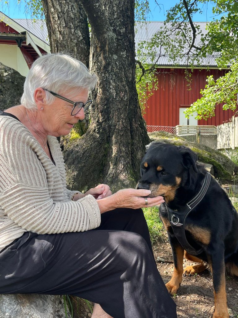 Frivillig og hunden Buster i luftegården