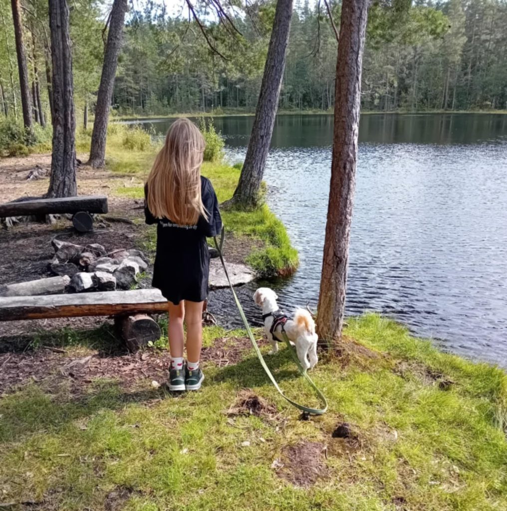 Selma på tur med hund_TIL BLOGGEN